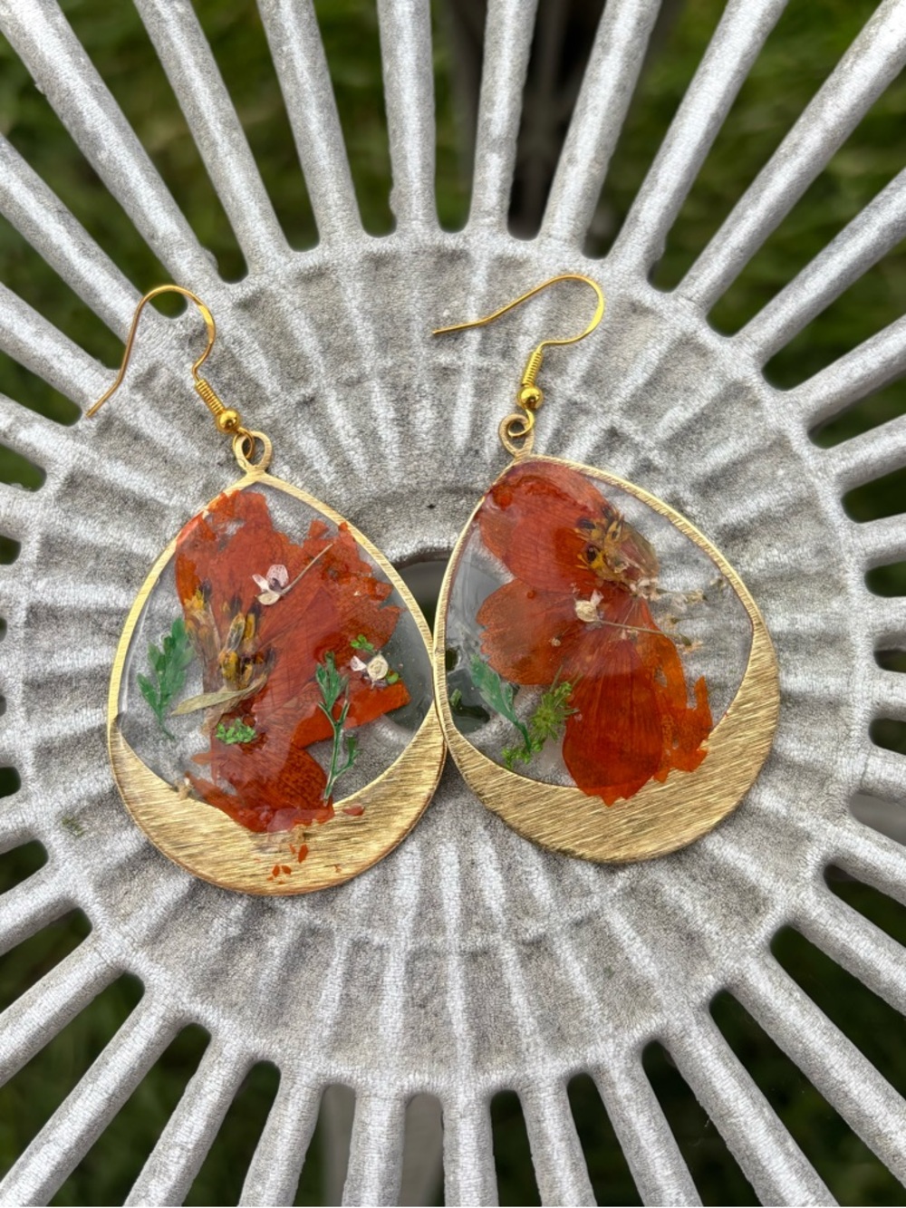Preserved flower, epoxy earrings, w gold.